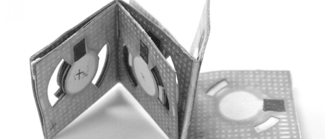 Batteria origami alimentata con l'acqua sporca