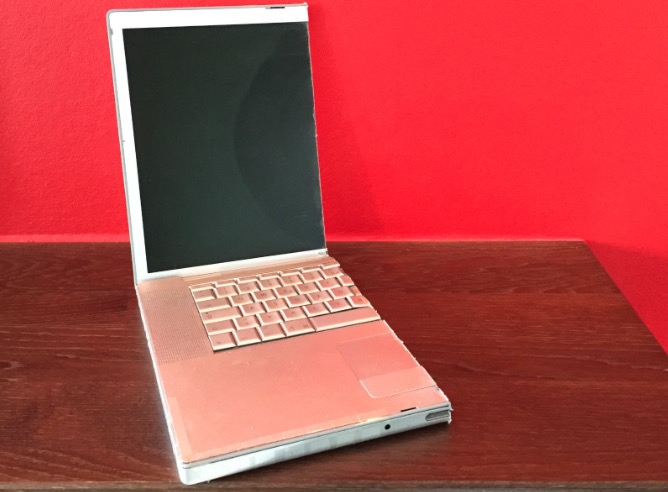 Divorzia dalla moglie, sega a metà iPhone, Mac e auto