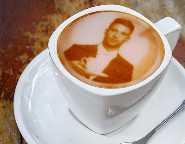 Uno dei disegni personalizzati sulla schiuma del caffè, realizzati con Ripples