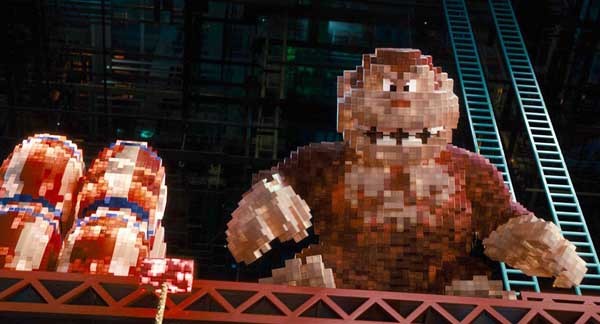 Il celebre gioco sviluppato dalla Nintendo nel 1981 viene rappresentato così nel film "Pixels": l'unità di misura di quella grafica primitiva viene rispettata anche nella versione a tre dimensioni. La scelta stilistica vale anche per tutti gli altri arcade citati: da Pac-man a Space Invaders.