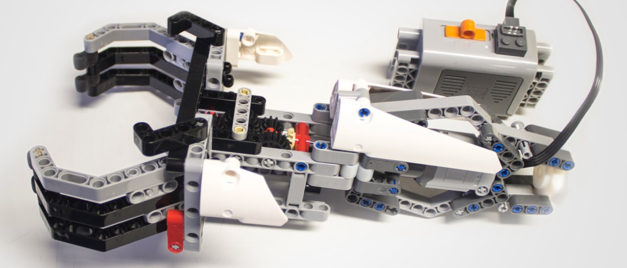 IKO: braccio robotico con mattoncini LEGO