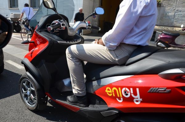 Piaggio MP3 di enjoy: in equilibrio senza appoggiare il piede