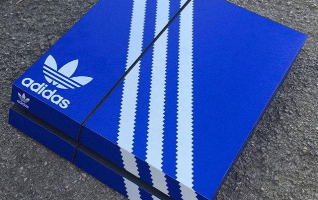 Una serie di adesivi rende PlayStation 4 e Xbox One una scatola di sneaker
