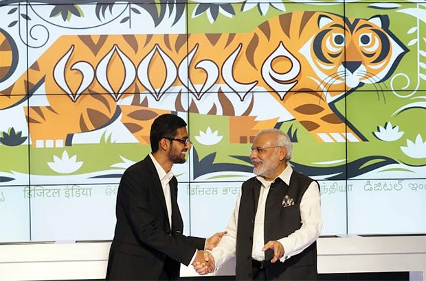 La stretta di mano tra Sundar Pichai (CEO di Google) e Narendra Modi (Primo Ministro indiano)