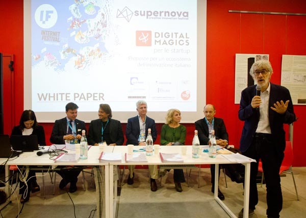 All'evento di presentazione del libro bianco per le startup, moderato da Luca De Biase (primo a destra) hanno partecipato (da sinistra): Vincenza Bruno Bossio, Marco Gay, presidente Confindustria giovani, Marco Bicocchi Pichi, presidente di Italia Startup, Barberis, Laura Castellanci, Enrico Gasperini, Layla Pavone.