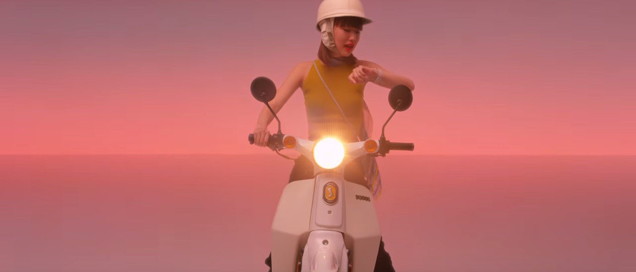 Apple Watch: spot minimal e colorati da Apple