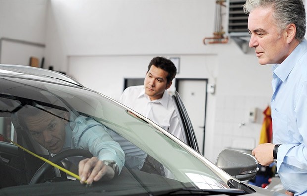 Mirko Girschewski di Sony misura la distanza tra la cassa frontale e la posizione della testa del conducente