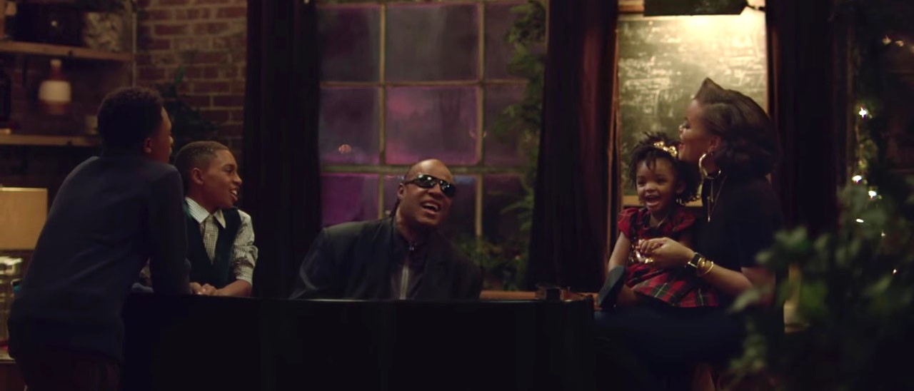 Apple con Stevie Wonder per lo spot di Natale