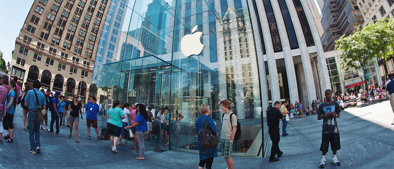 Uomo armato di spada samurai all'Apple Store