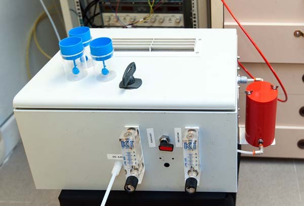 Il sensore inventato dalla startup vincitrice del premio Marzotto ha le dimensioni di un cassetto. Il suo cuore sono cinque nano cristalli che insieme hanno mostrato una straordinaria capacità di individuare le componenti volatili presenti nei tessuti di una persona che soffre di un tumore al colon-retto. Basta inserire il campione e la macchina percepisce questi gas. Il sistema abbatte il numero altissimo di falsi positivi dell'esame standard, e costa meno.