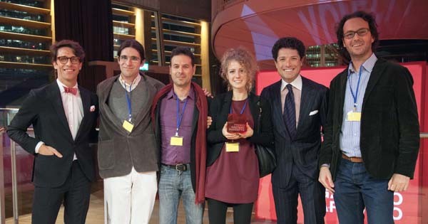 Foto di gruppo coi vincitori del Premio Marzotto. Al centro, con in mano il "cubo" del premio, Giulia Zonta. La sua tesi in Fisica ha dato vita a tutto il progetto, che inizialmente era stato pensato per catturare i gas in atmosfera. Un lungo e complesso lavoro sui nano cristalli individuati nella tesi e applicati alle conoscenze sui marker tumorali, ha portato a Scent. Il primo sensore al mondo di questo tipo.