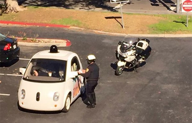 La self-driving car di Google fermata da un agente di polizia a Mountan View perché troppo lenta