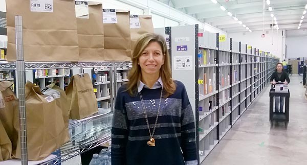 Simona Sisca è la operation manager di Prime per Amazon Italia. Quello di Milano si chiama UIT1 (Urban, Italia, 1), cioè il primo, ma sicuramente non resterà l'unico. Impegnata dal 1° giugno in questo progetto, è in Amazon già ai tempi del primo centro MXP1 (2011). Il suo compito attuale è sviluppare la particolare forma di commercio elettronico: la spesa, anche di prodotti freschi, consegnata in città nell'arco di un'ora.