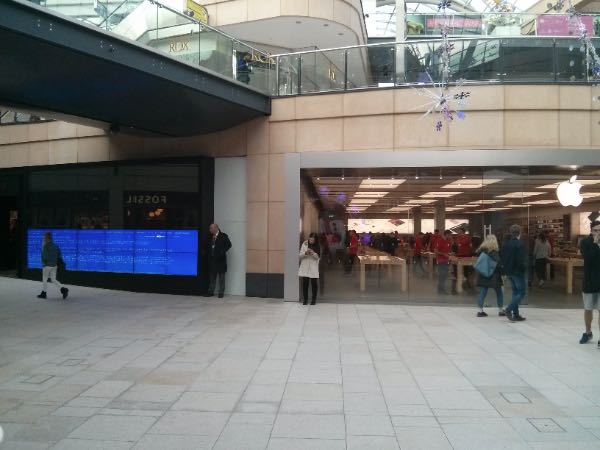 BSOD accanto ad un Apple Store
