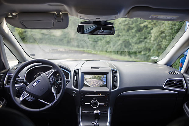 Il sistema Remote Park Assist di Ford per il parcheggio automatico