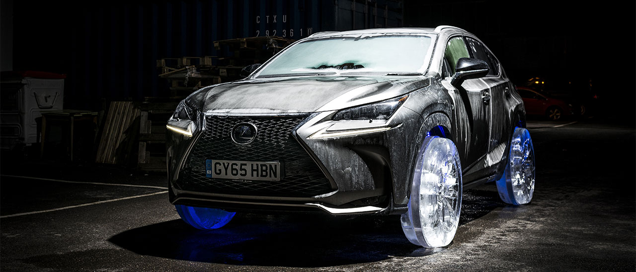 Una Lexus NX con le ruote di ghiaccio