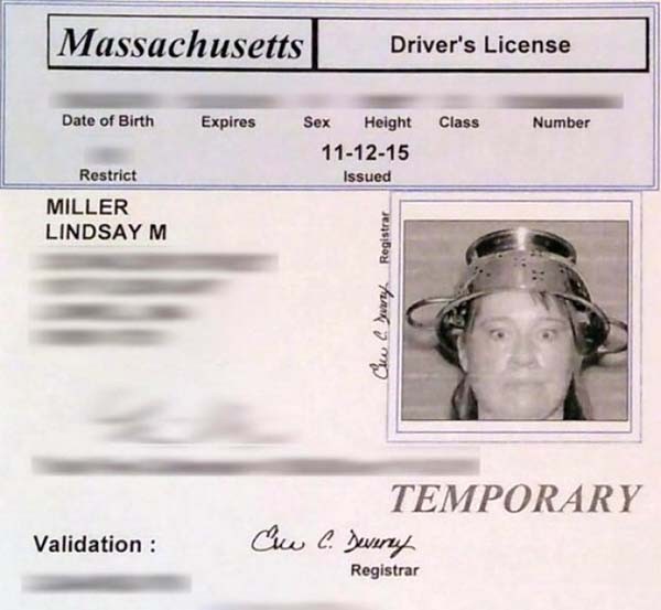 La licenza di guida di Lindsay Miller, prima cittadina americana ad aver ottenuto il permesso da parte della motorizzazione di farsi fotografare con uno scolapasta in testa. In quanto copricapo del pastafarianesimo, ha vinto la sua battaglia per vedersi riconosciuto questo diritto.