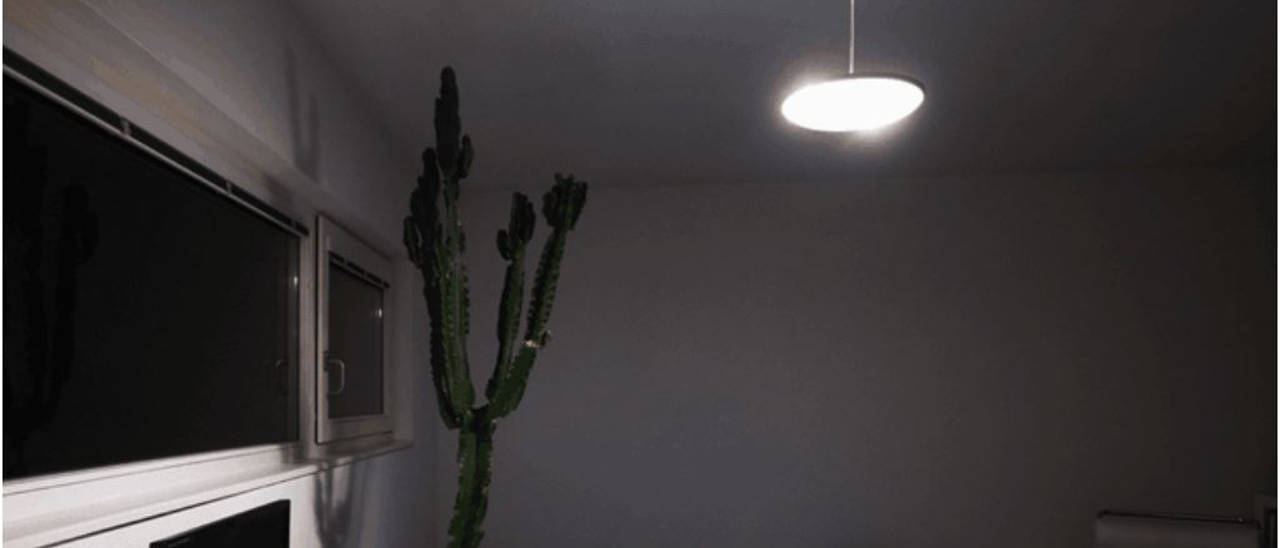 Fluxo, lampada smart che illumina dove si vuole