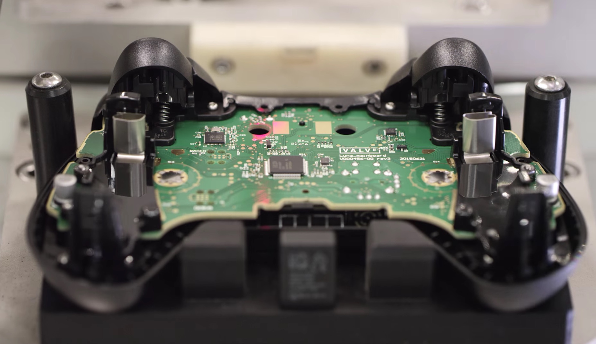 Steam, ecco come viene assemblato il controller - Video