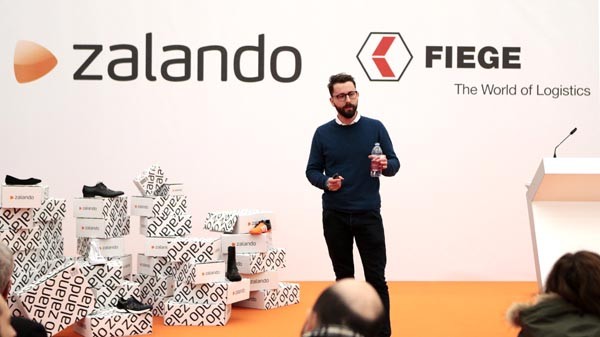 Giuseppe Tamola, 29 anni, ha studiato tra Milano e Copenaghen, ha lavorato nel retail in Danimarca e Italia prima di raggiungere Zalando nel 2011, prima occupando di customere service, logistica e pagamenti, in seguito diventando manager per l'Italia e dal 2014 anche per la Spagna. Tutta la parte amministrativa e di sviluppo di Zalando è a Berlino, e prima del centro di Stradella, anche la logistica.