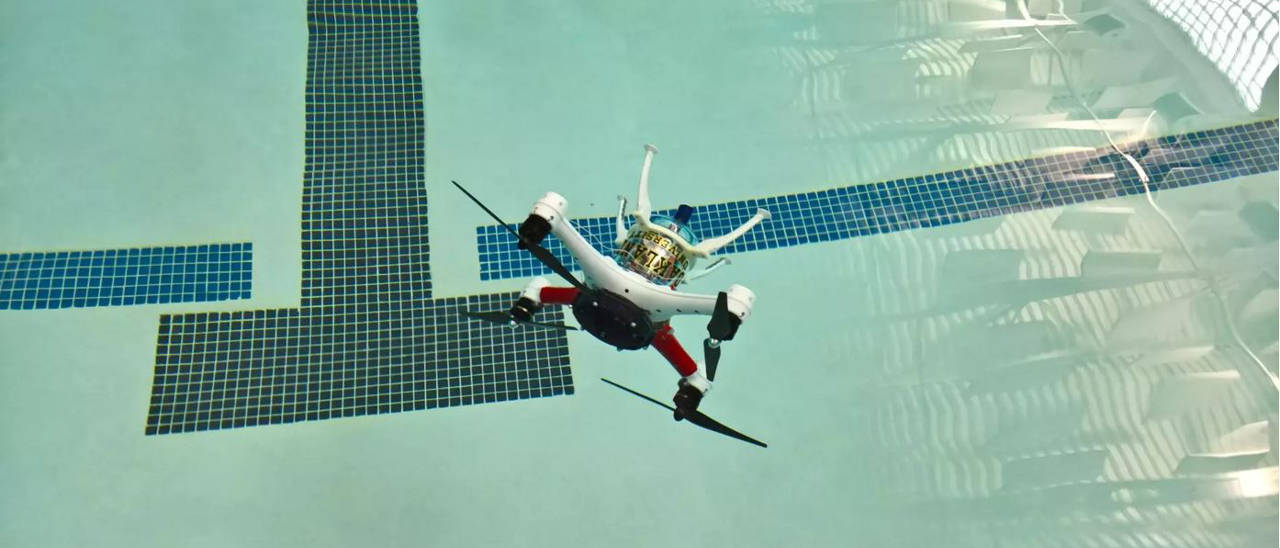 Un drone che può volare e nuotare sotto acqua
