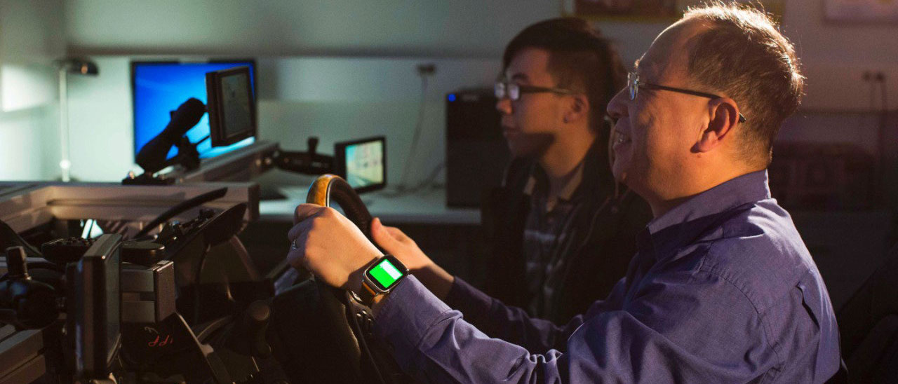 Ford sperimenta l'uso degli indossabili alla guida