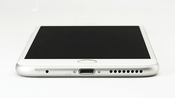 iPhone 7: scocca waterproof, niente jack cuffie e ricarica wireless