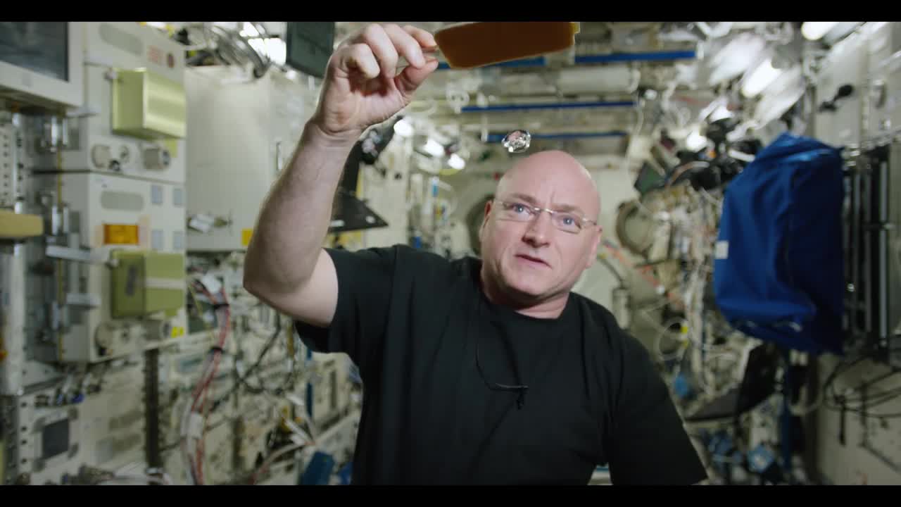 L'astronauta che gioca a ping pong con l'acqua