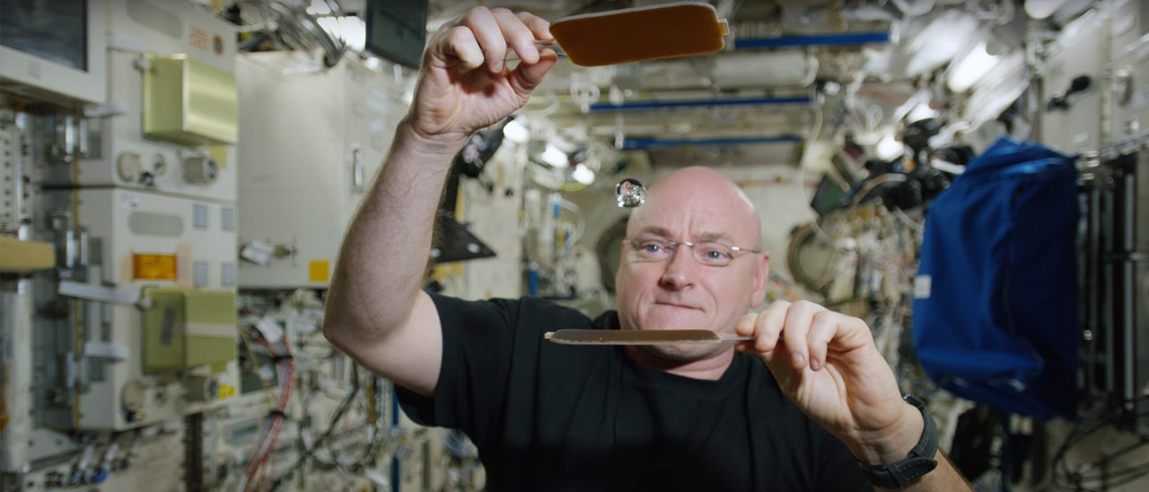 Il ping pong nello spazio, con l'acqua