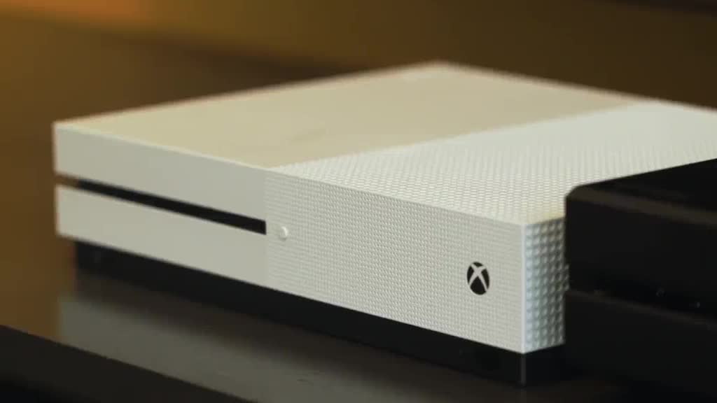 La nuova console Xbox One S di Microsoft