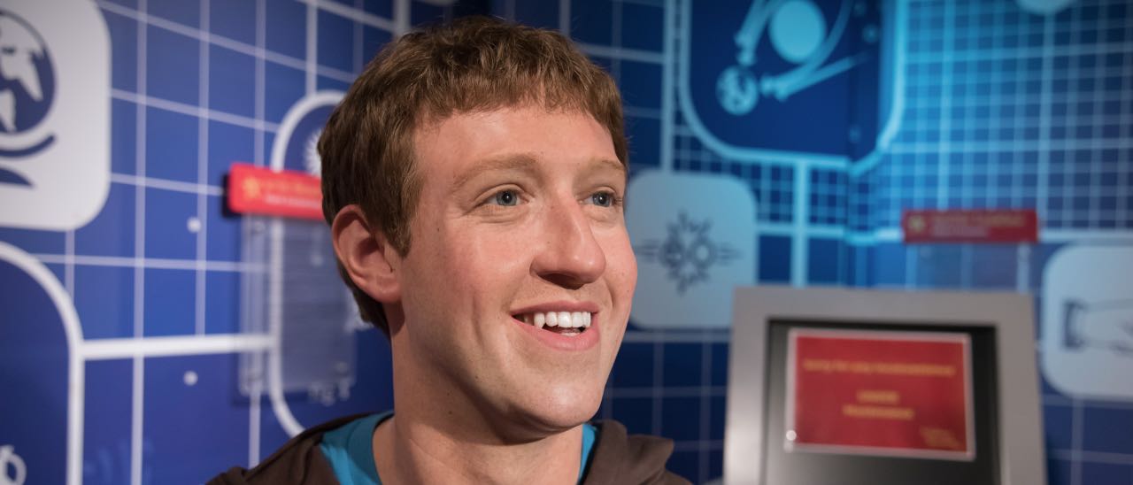 Mark Zuckerberg, nastro adesivo sulla sua webcam