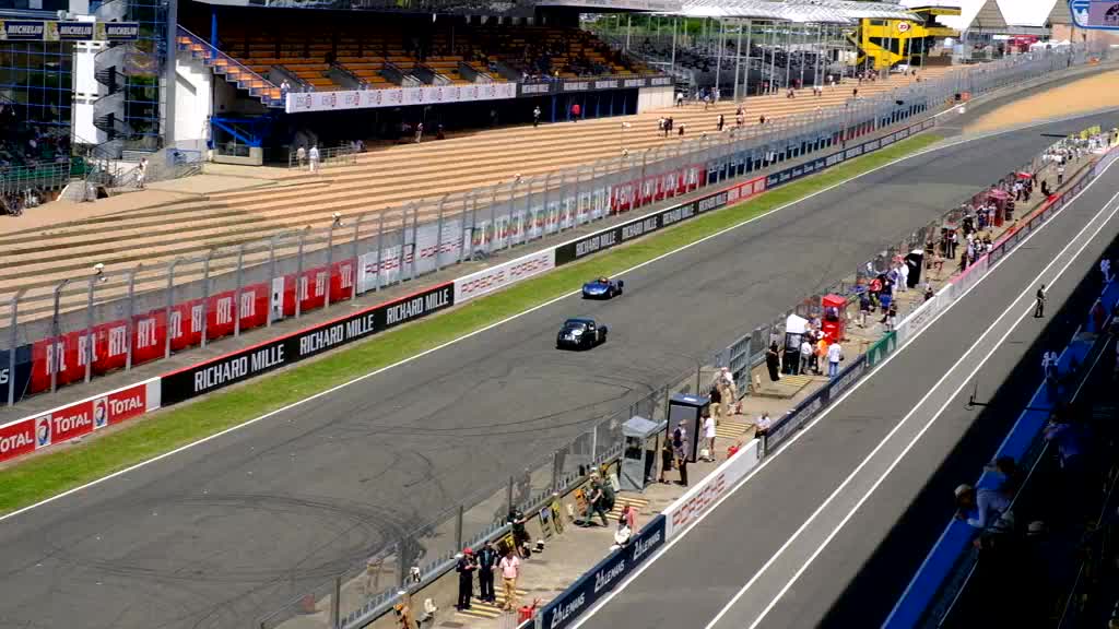 La fotocamera Fujifilm X-T2 sull'asfalto di Le Mans