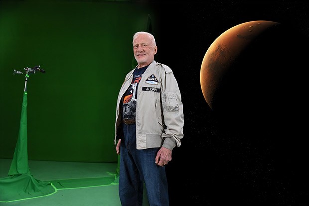 L'astronauta Buzz Aldrin durante la realizzazione di uno dei contenuti per il progetto