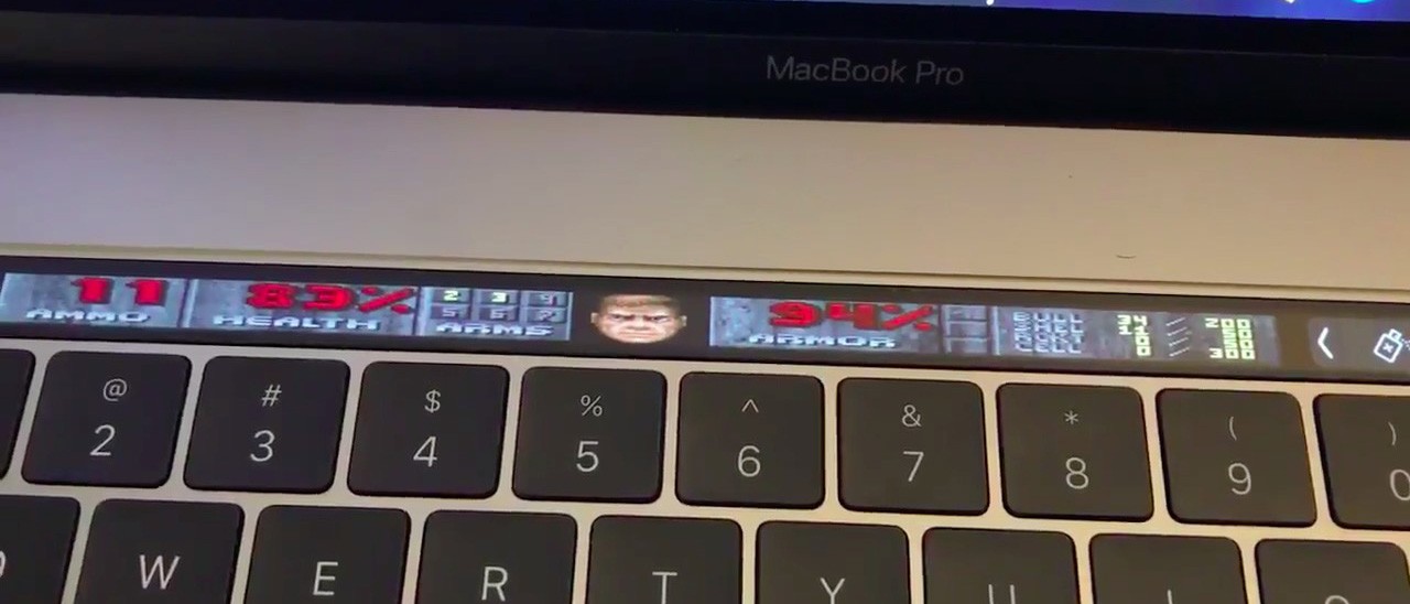 MacBook Pro: sulla Touch Bar si gioca con Doom