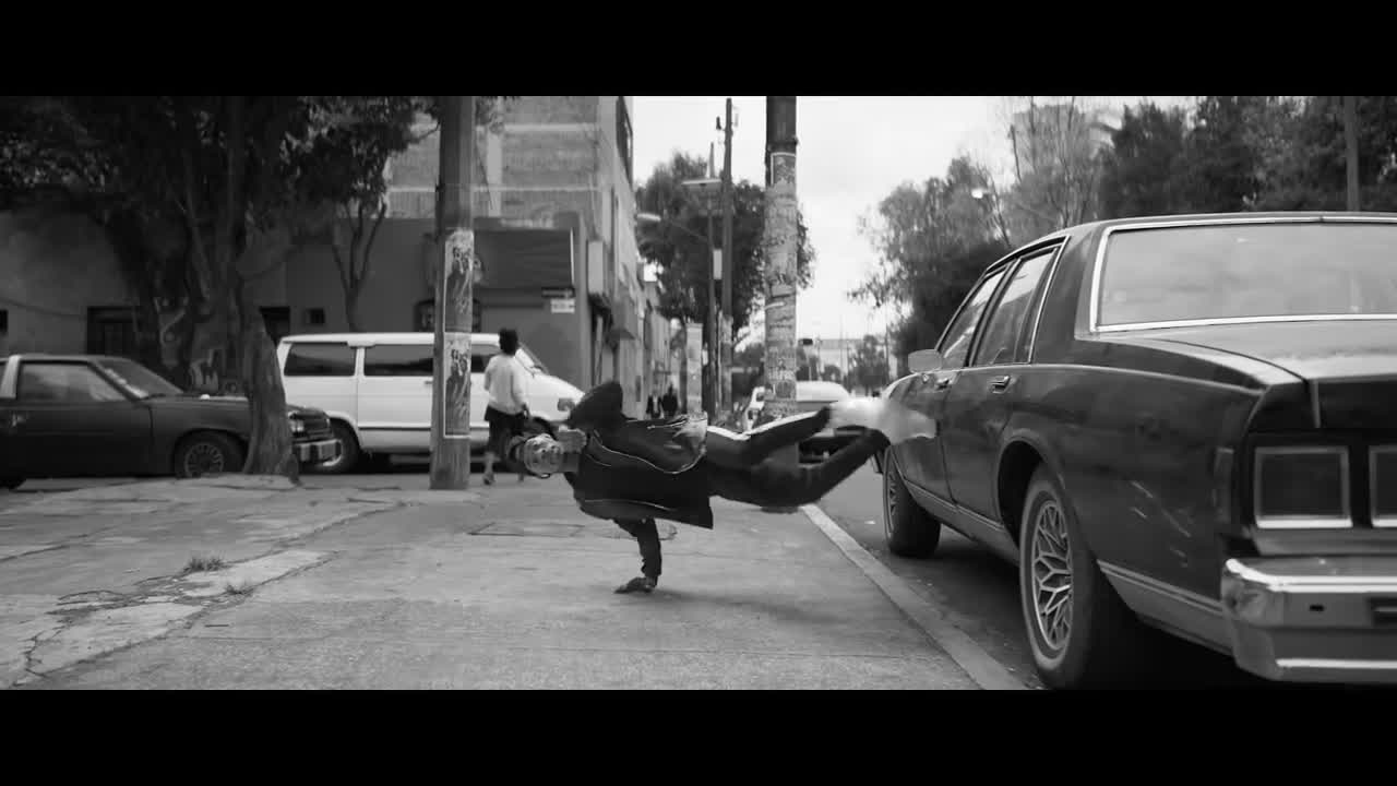 Lil' Buck sfida la gravità con le cuffie AirPods