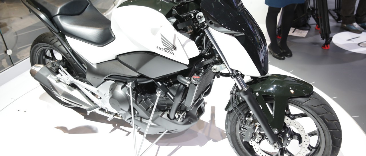 CES 2017: Honda, la moto sta in equilibrio da sola