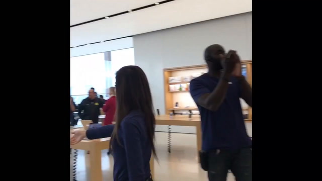 Tim Cook in Apple Store a Marsiglia