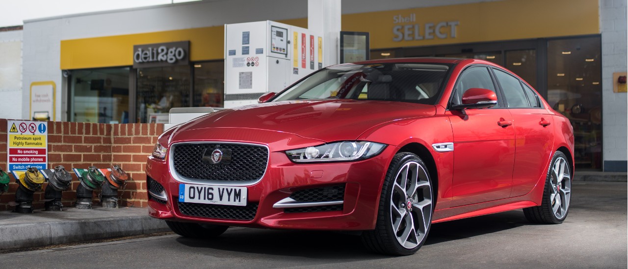 Jaguar, il pieno di benzina si paga dall'auto