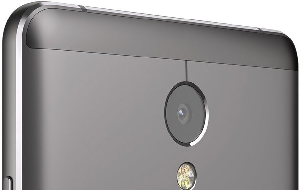 La fotocamera posteriore di Lenovo P2, con dual flash LED