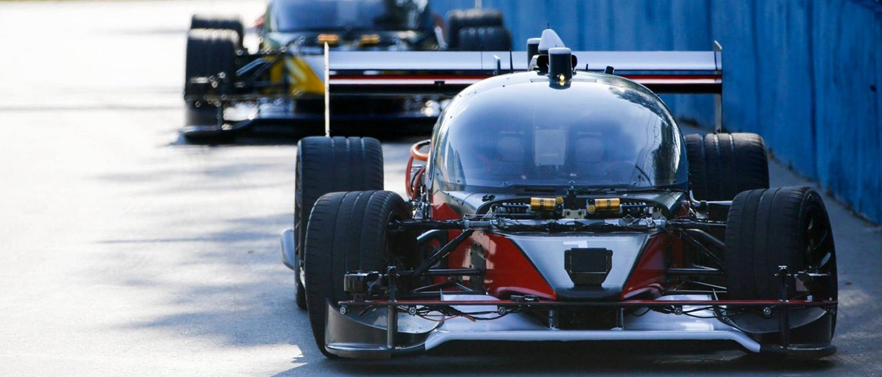 Self-driving car elettriche in gara, un incidente