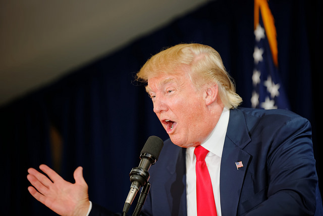 Trump torna ad iPhone nonostante le minacce di boicottare Apple