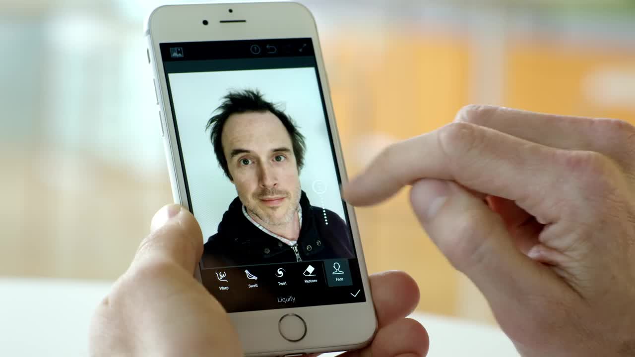 Adobe Sensei: intelligenza artificiale per i selfie