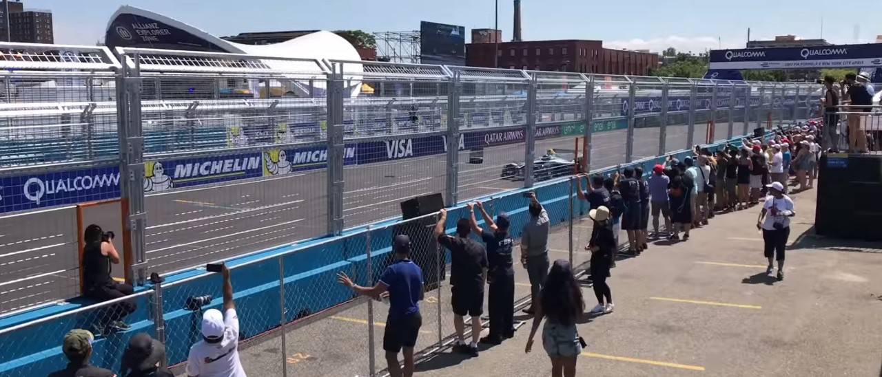 Drone batte una Formula E ma poi si schianta