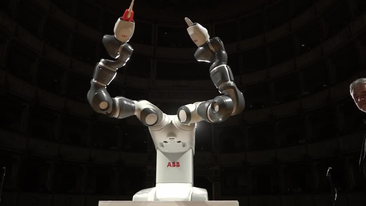 Il robot di ABB che dirige un'orchestra