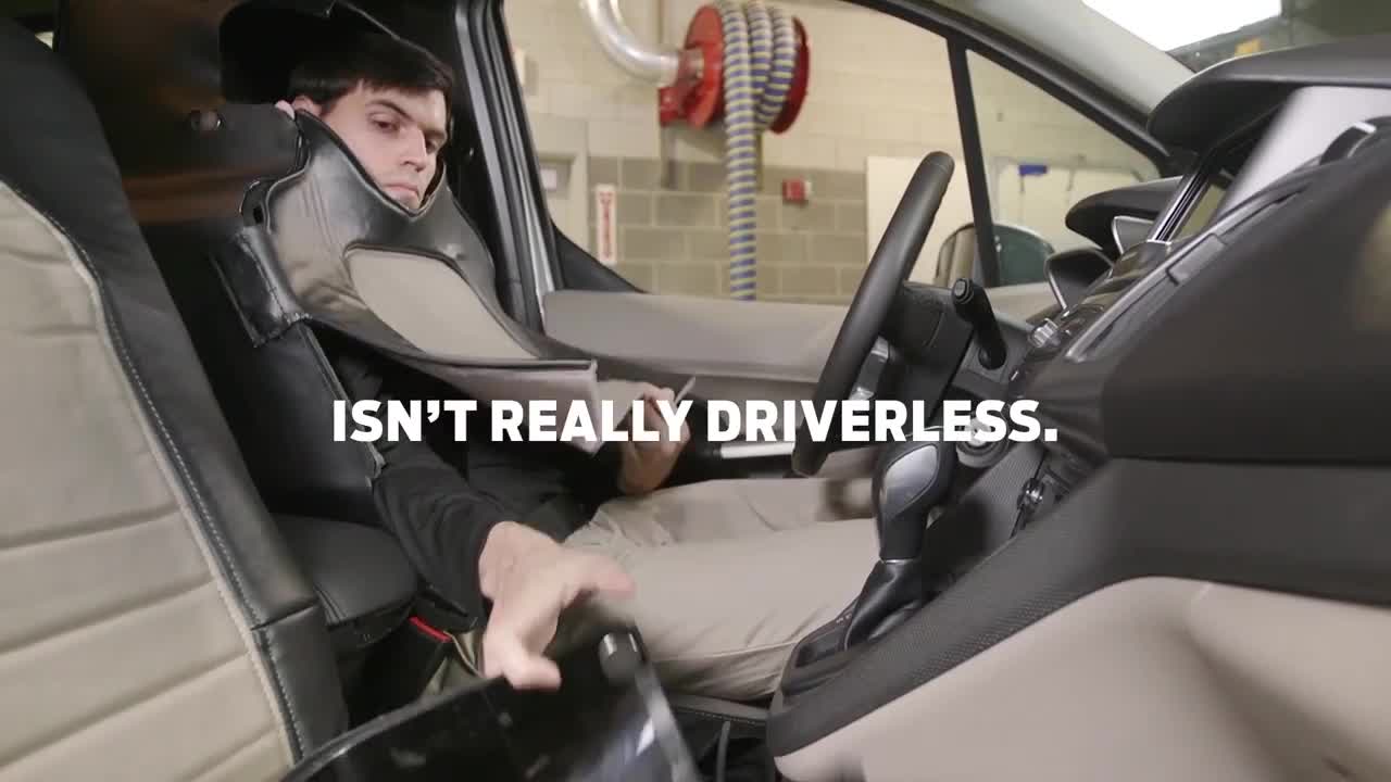 Ford: comunicazione tra self-driving car e pedoni