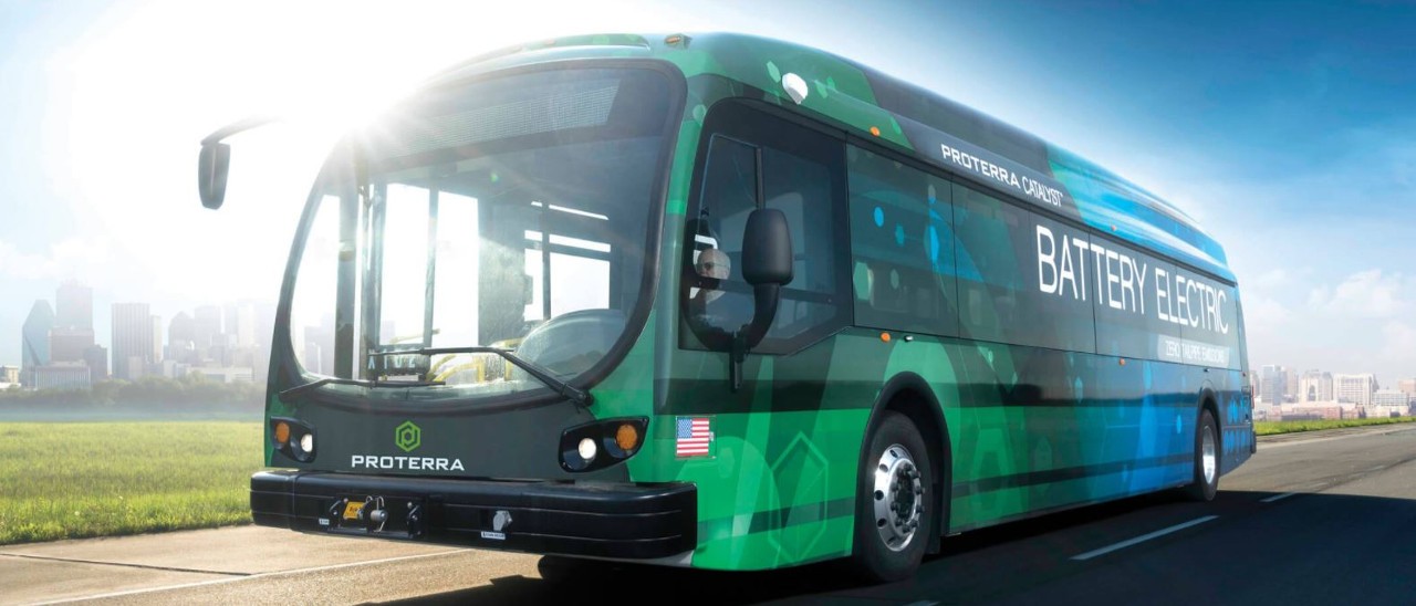 Un bus elettrico viaggia per 1.102,2 miglia