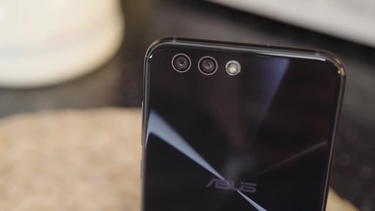 Lo smartphone ASUS Zenfone 4