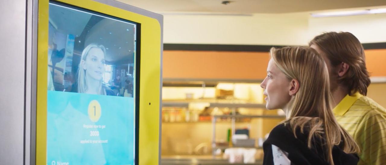 Riconoscimento facciale per ordinare un hamburger