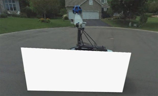 Microsoft ha invece scelto di "censurare" la Google Car con un rettangolo bianco