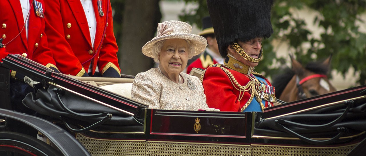 The Crown: la Regina Elisabetta cita Netflix?